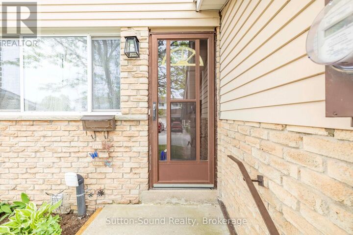 Property Photo:  82 Laurie Crescent 82  ON N4K 6C3 