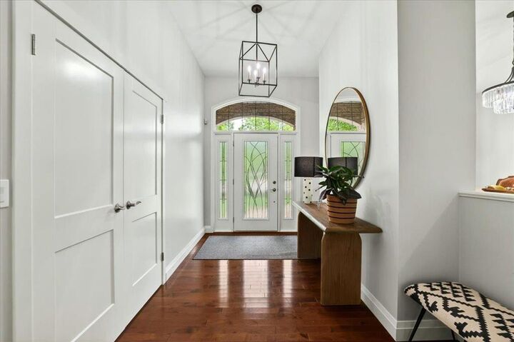 Property Photo: 2 Stonebridge Place MB R2E 0L4