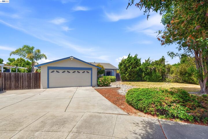 Property Photo:  7601 Redbud Ct  CA 94560 
