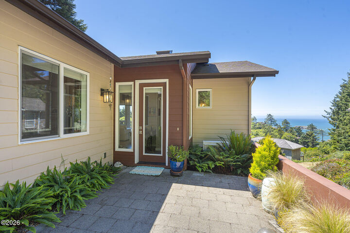 Property Photo: 108 Sea Crest Court OR 97369
