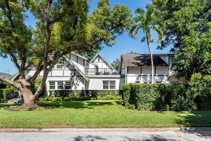 Property Photo: 1829 Bougainvillea Street FL 34239
