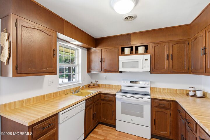 Property Photo:  21 Cambridge Circle  NJ 08759 