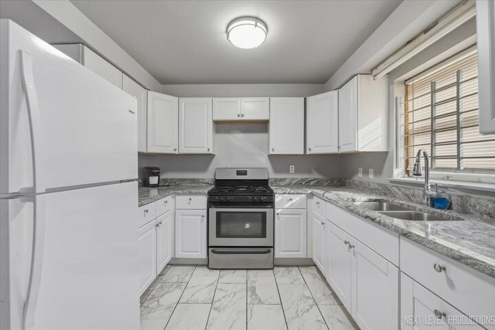 Property Photo: 7935 S Blackstone Avenue IL 60619
