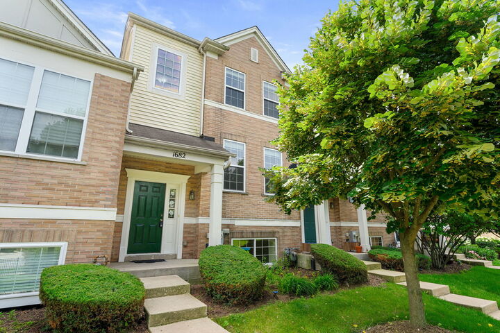 Property Photo: 1682 Dogwood Lane IL 60133