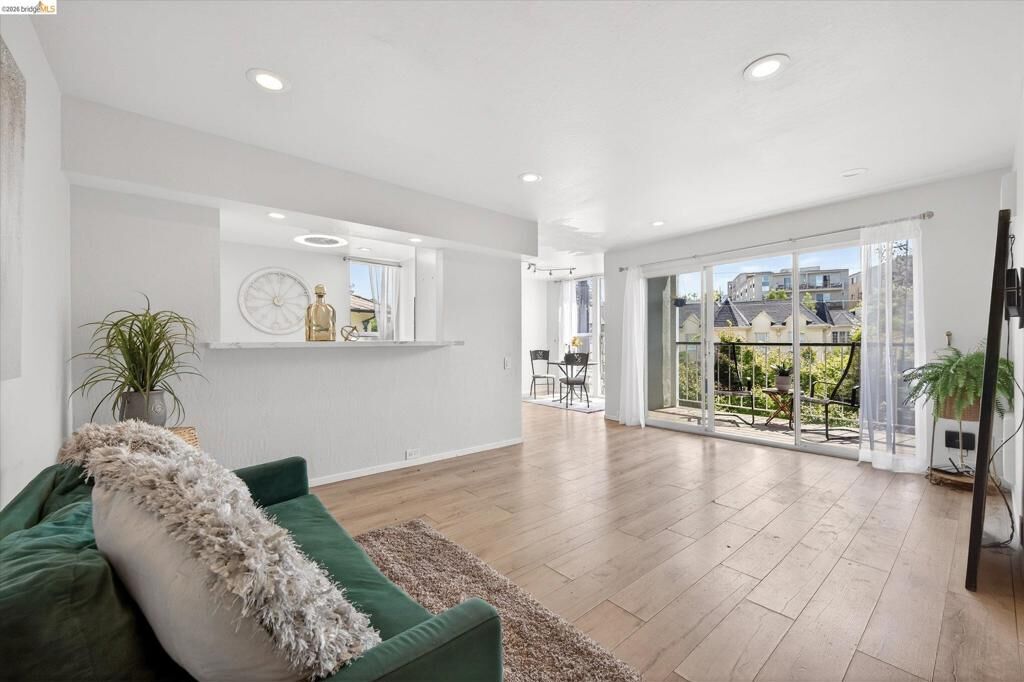 Property Photo:  365 Perkins St 201  CA 94610 