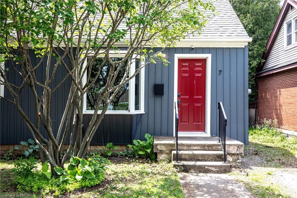 Property Photo:  7 East Street N  ON L9H 1N6 