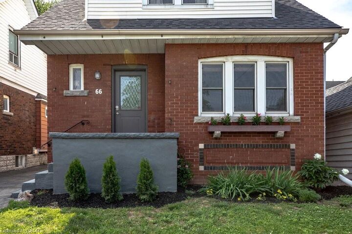 Property Photo:  66 Edgemont Street S  ON L8K 2H5 