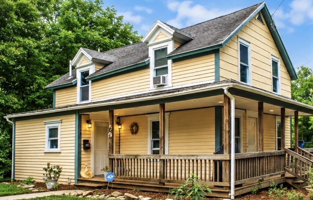 Property Photo:  138 Charlton St  MA 01550 