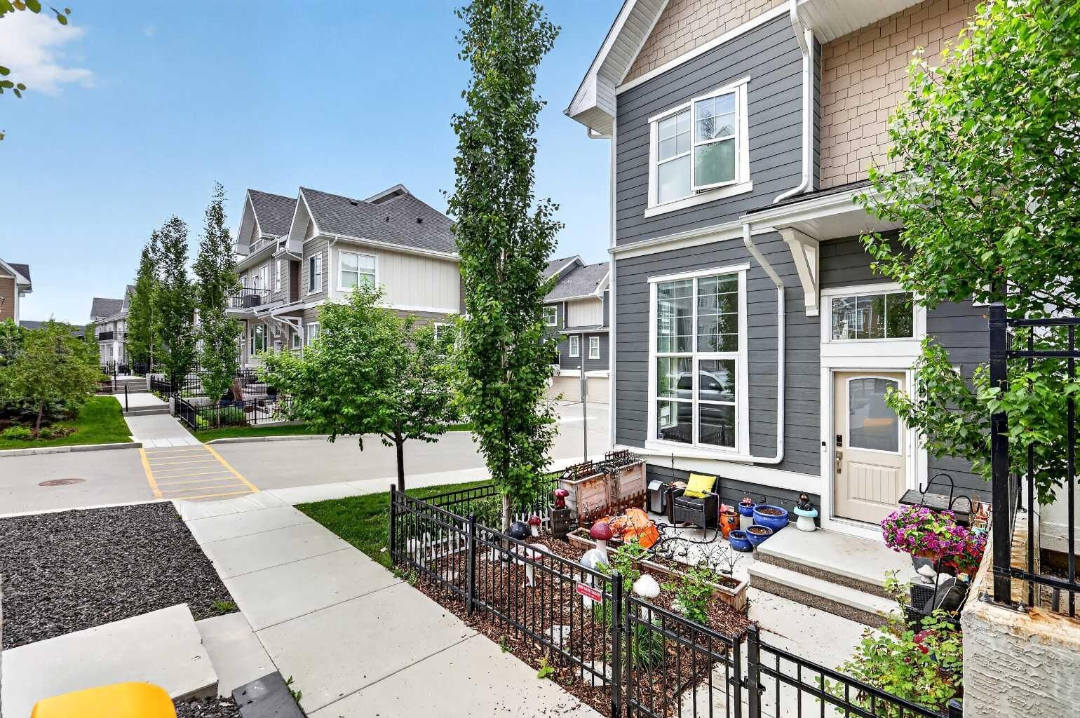 Property Photo:  903 Cranbrook Walk SE  AB T3M 2V5 