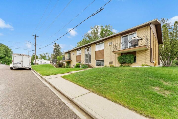 Property Photo:  502 3 Avenue SE  AB T1A 2L9 