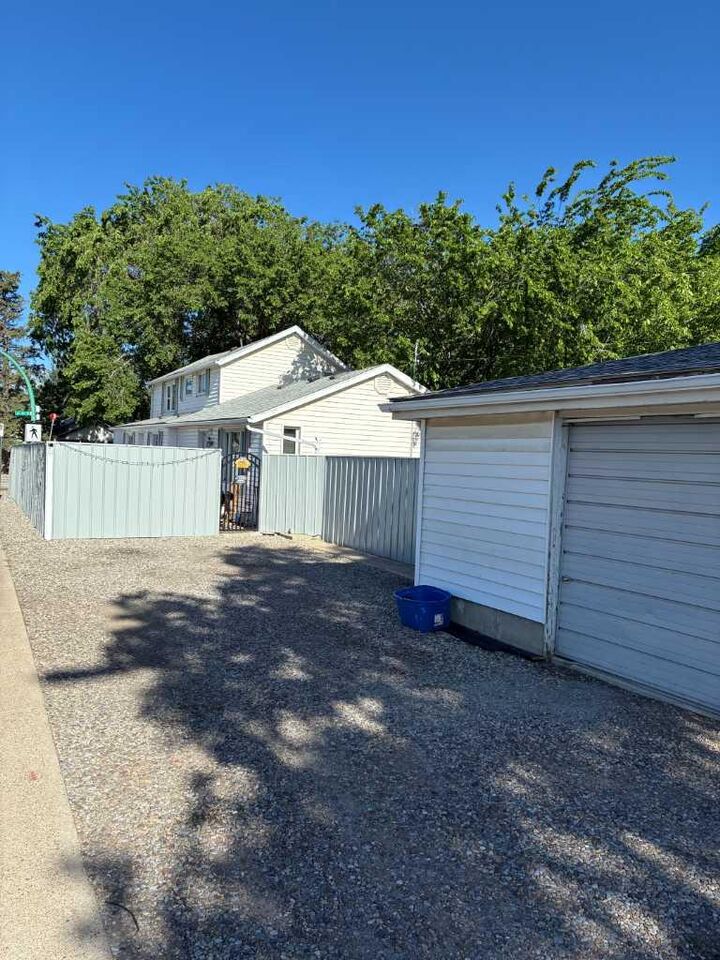 Property Photo:  503 21 Street S  AB T1H 3R1 
