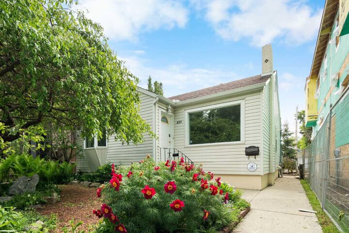 Property Photo:  229 11 Avenue NE  AB T2E 0Y9 