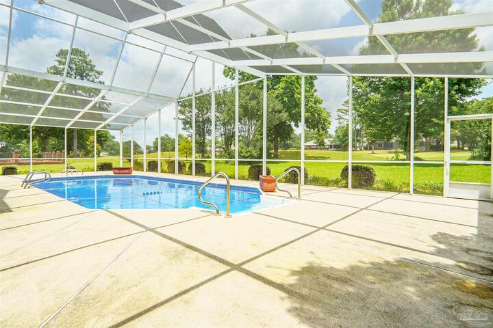 Property Photo: 5542 Oakmont Dr FL 32571