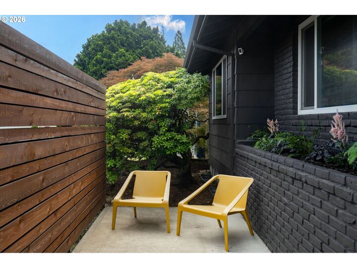 Property Photo:  13000 NE Stanton St  OR 97230 