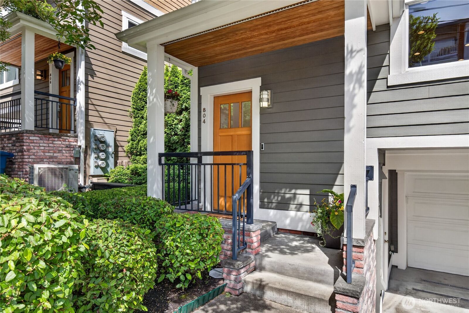 Property Photo: 804 3rd Avenue N WA 98109