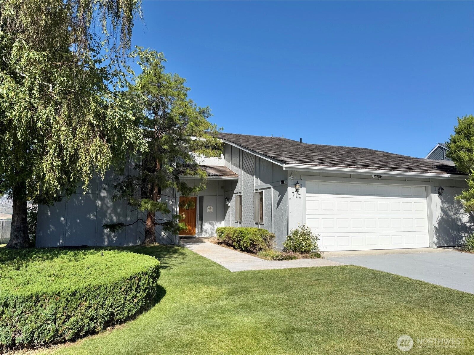 Property Photo:  717 N  Golf Course Drive  WA 98816 