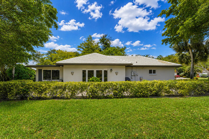 Property Photo:  1019 E Cypress Drive  FL 33069 