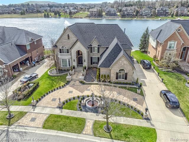 Property Photo:  18091 Peninsula Way  MI 48168 