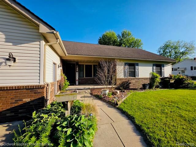 Property Photo:  412 Rosette Street  MI 48442 