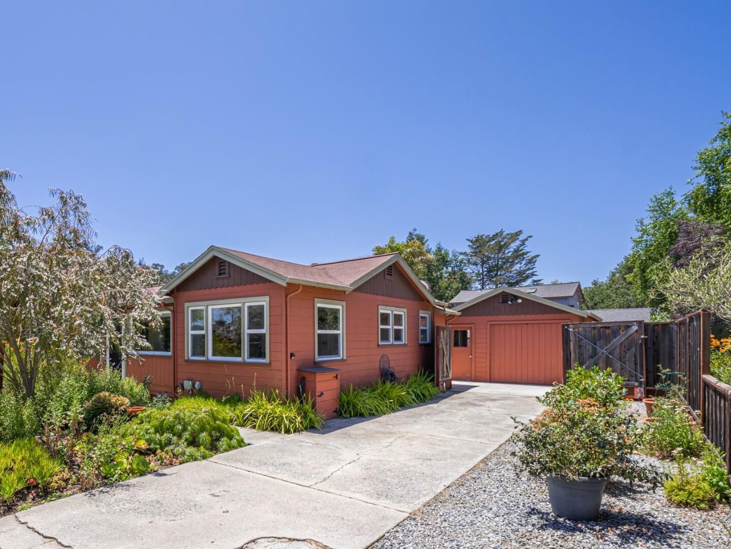 Property Photo:  415 La Fonda Avenue  CA 95065 