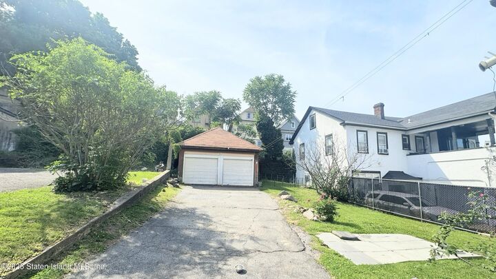 Property Photo:  365 Victory Boulevard  NY 10301 