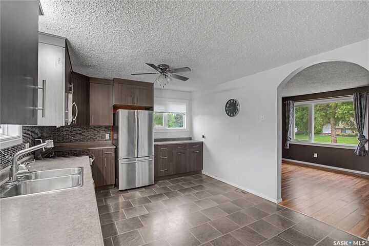 Property Photo:  142 2nd Street W  SK S0M 2K0 