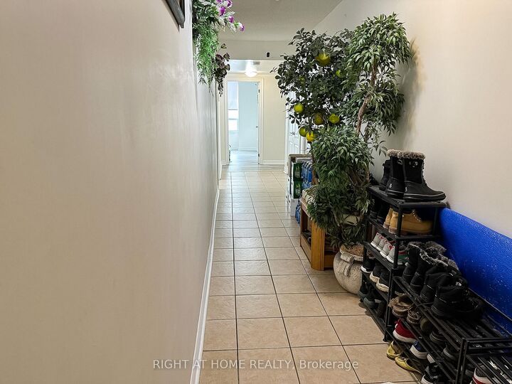 Property Photo: 2088 Lawrence Avenue W 702 ON M9N 3Z9