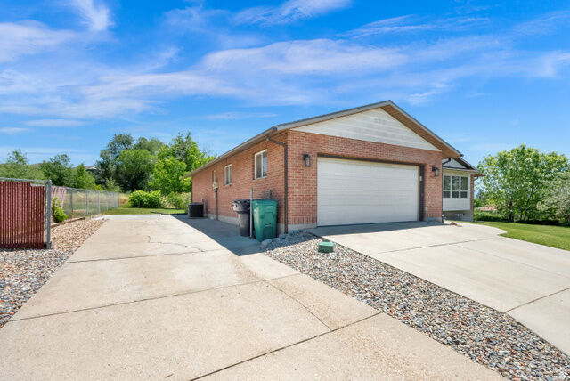 Property Photo: 2902 N 725 W UT 84041