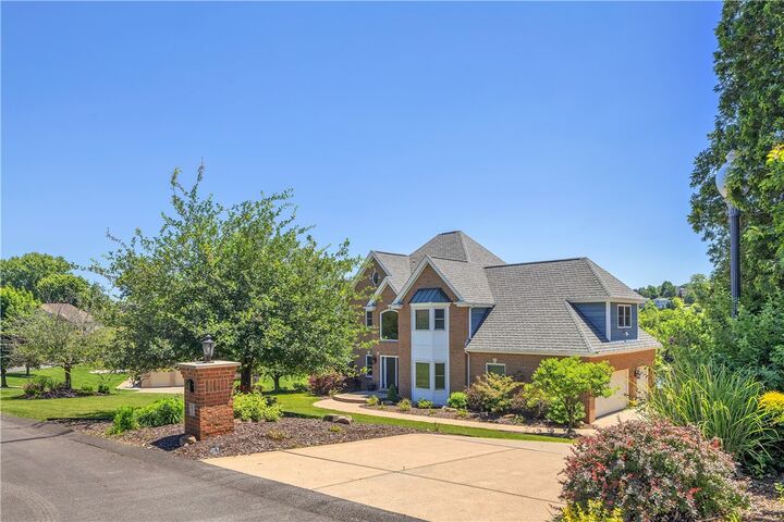 Property Photo:  7 Hawthorne Ln  PA 15642 