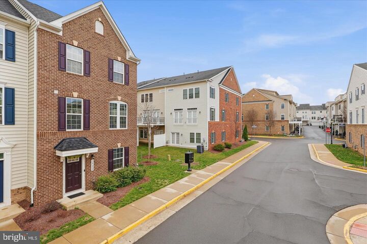 Property Photo: 24594 Laurel Lake Terrace VA 20166