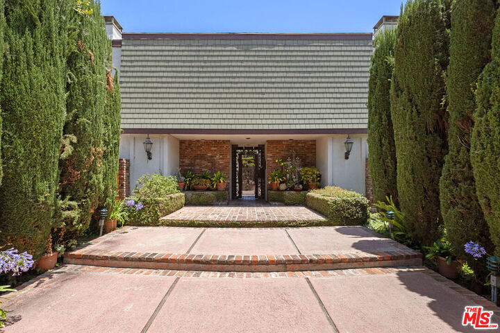 Property Photo: 1910 Rodney Dr CA 90027