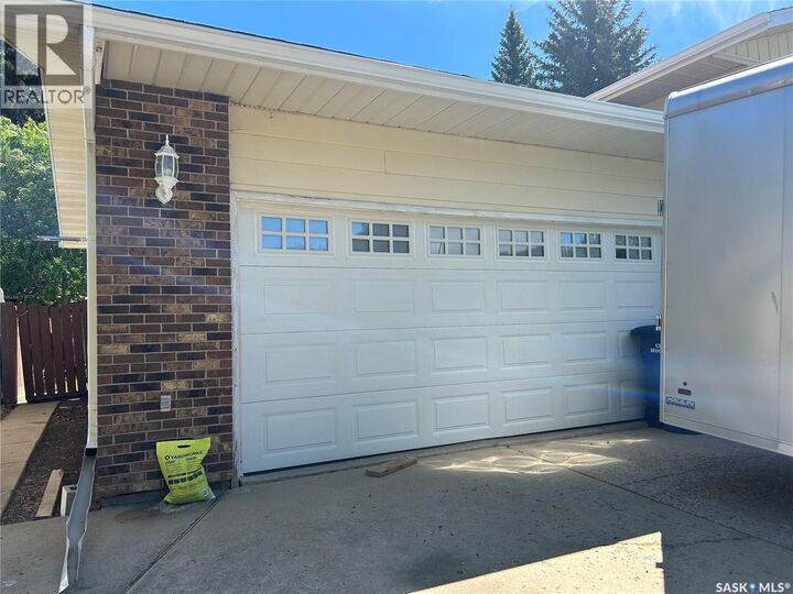 Property Photo:  1639 11th Avenue NW  SK S6H 6M5 