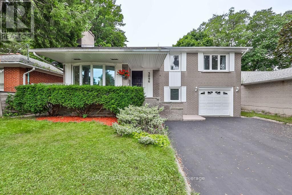Property Photo:  3096 Ballydown Crescent  ON L5C 2C8 