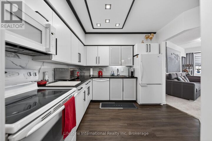 Property Photo: 208 Silvercreek Parkway North 213 ON N1H 8H2