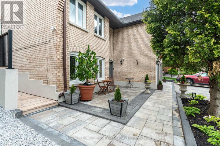 Property Photo:  5 Hacienda Court Unit 2  ON L6Z 3J2 