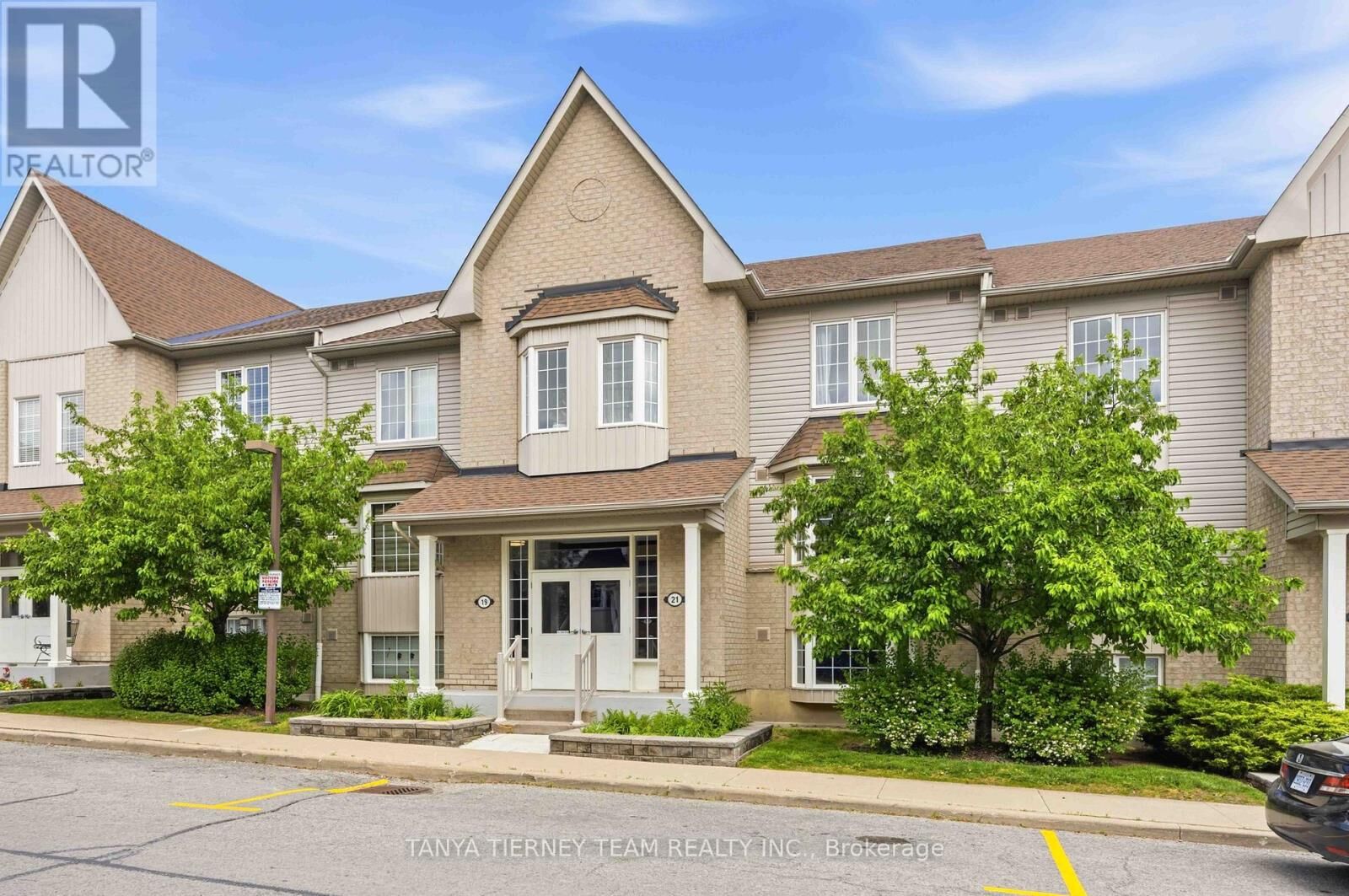 Photo de la propriété:  21 Petra Way 2  ON L1R 0A6 