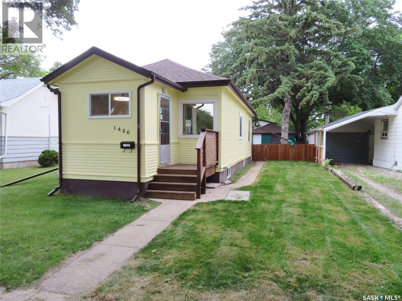 Property Photo: 1436 E Avenue N SK S7L 1T6