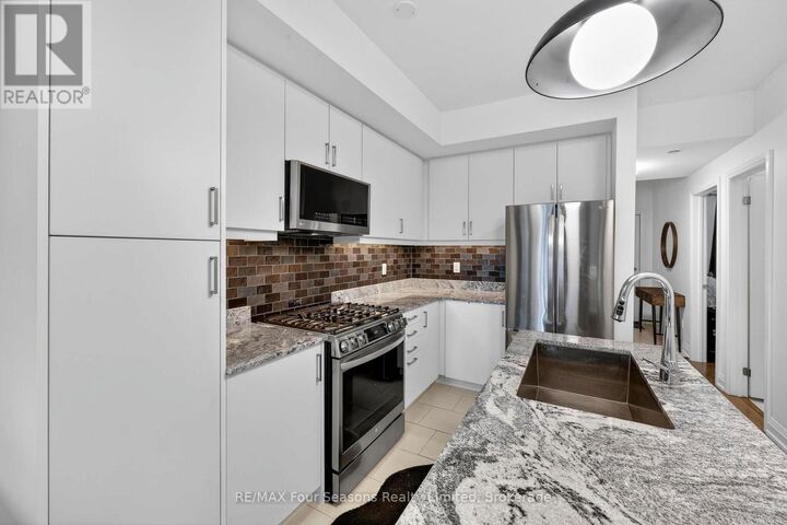 Property Photo:  17 Spooner Crescent 108  ON L9Y 1T3 