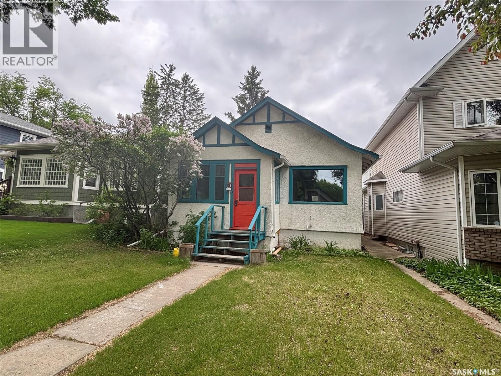 Property Photo:  822 10th Street E  SK S7H 0H3 