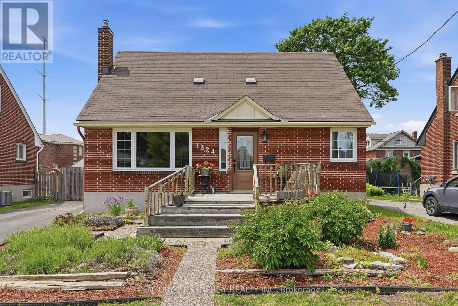 Property Photo: 1324 Avenue O ON K1G 0A9