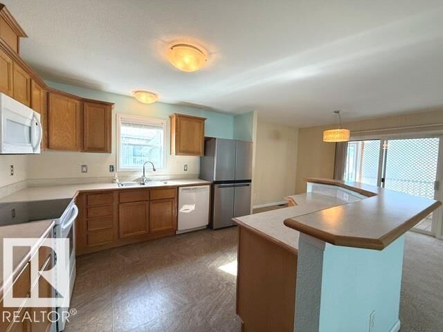 Property Photo:  530 Maplewood Crescent NW  AB T6P 0A9 