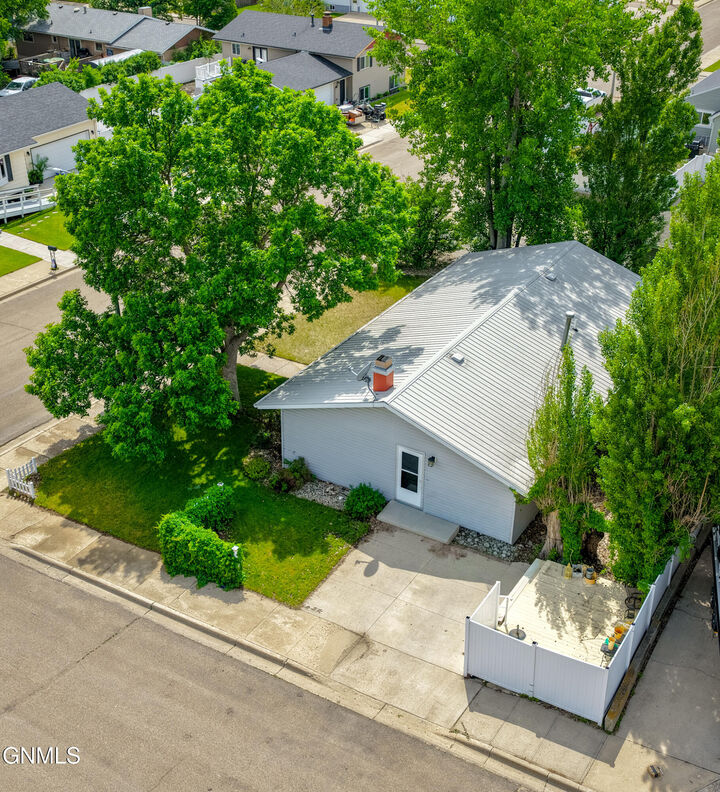 Property Photo:  807 20th Street E  ND 58801 