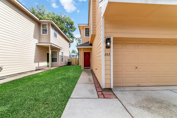Property Photo:  203 W Stedhill Loop Loop  TX 77384 