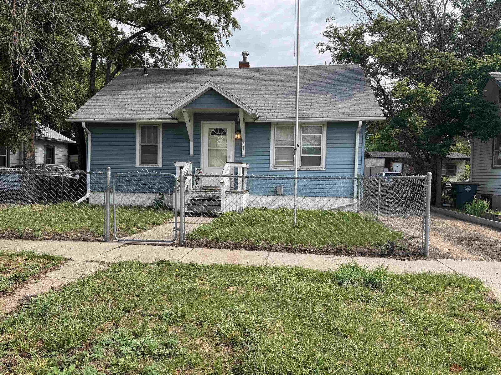 Property Photo: 515 E 11th St NE 69101-8435