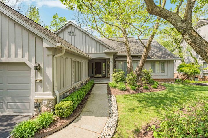 Property Photo: 4921 Fairway Ridge Circle 1 MI 48323
