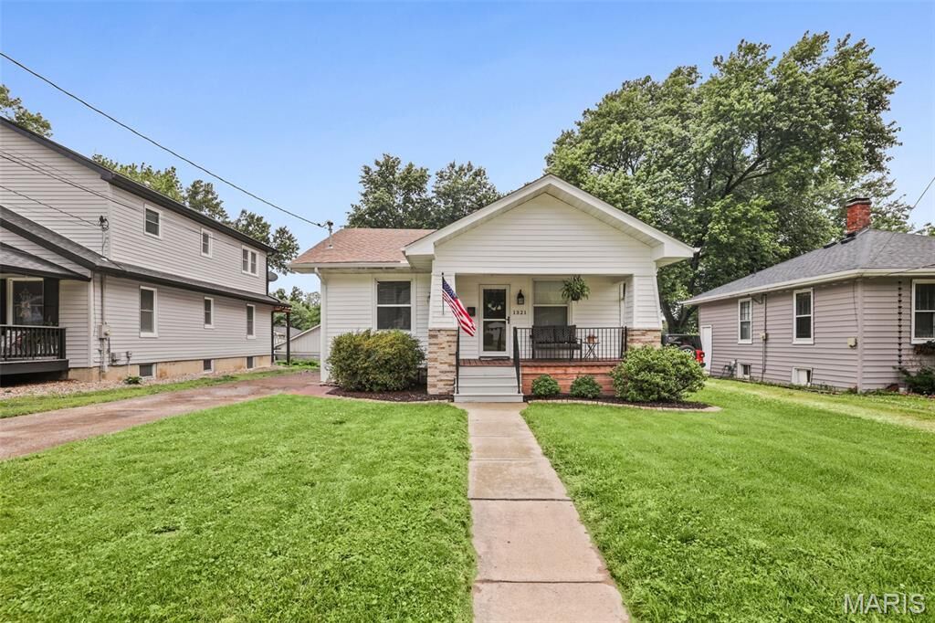 Property Photo: 1321 Eberhart Avenue IL 62025