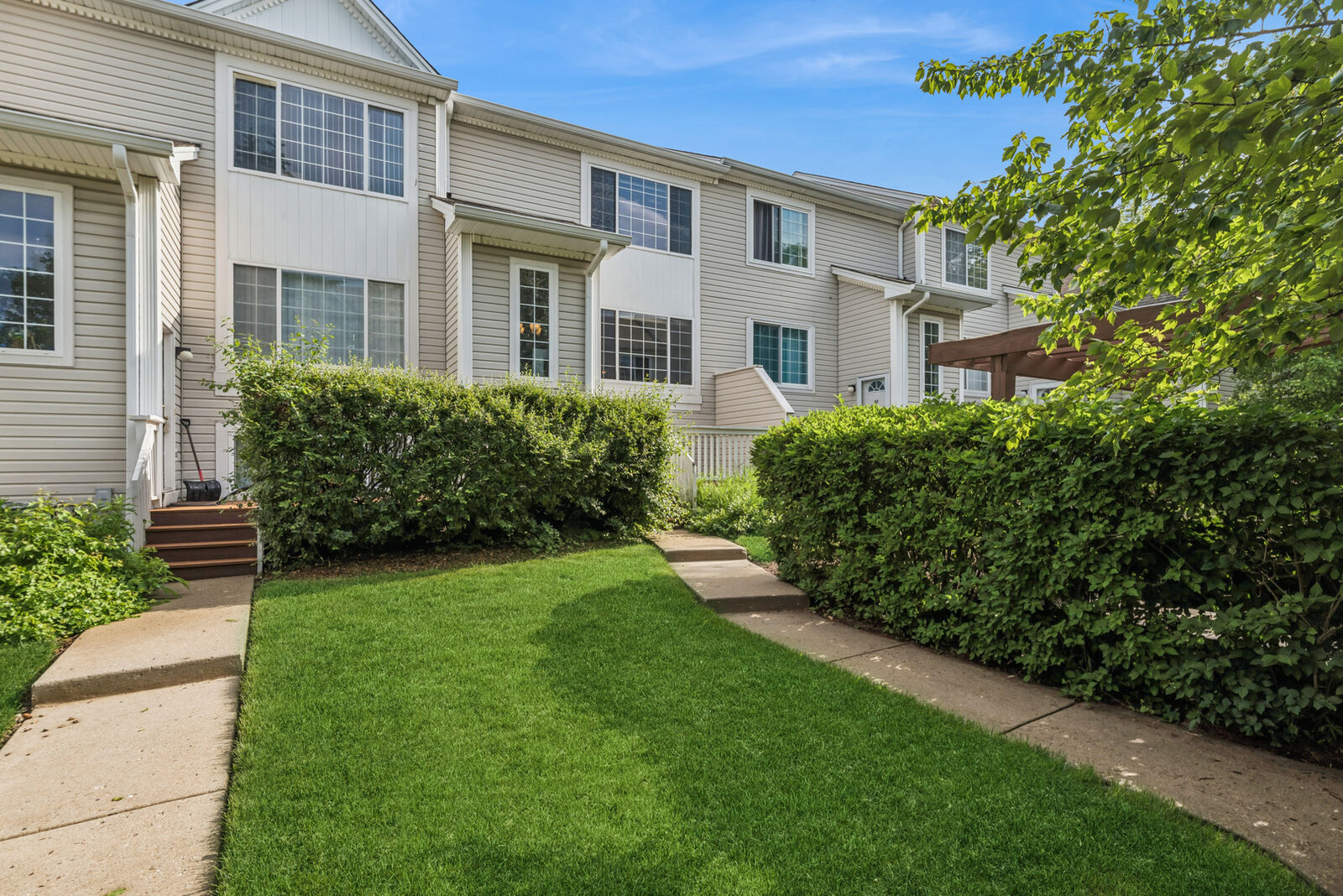 Property Photo:  49 S Treehouse Lane 49  IL 60073 