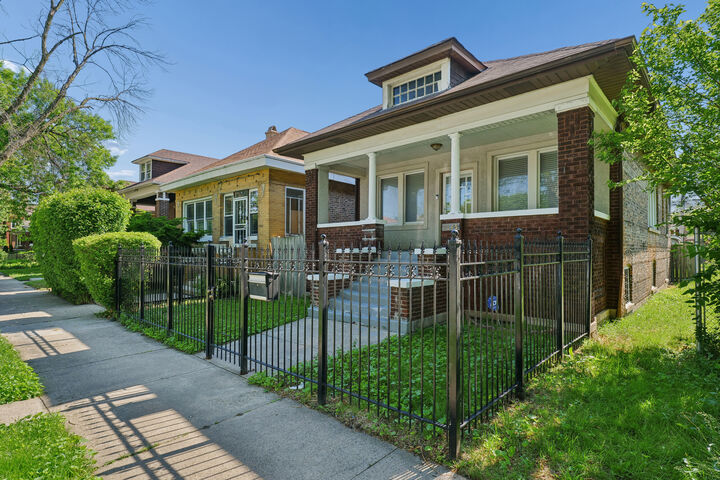 Property Photo: 7545 S Ridgeland Avenue IL 60649