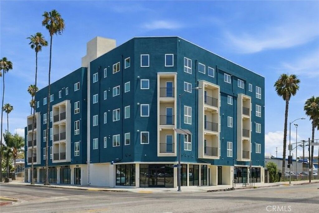 Property Photo: 1818 S Norton Avenue 402 CA 90018