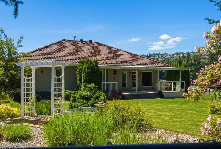 Property Photo: 2642 Golf View Place BC V0E 1H2